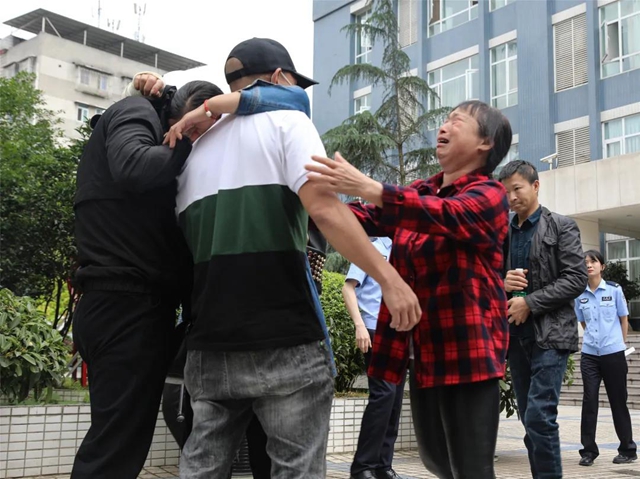瀘州兩名男童同時失蹤，1800公里的回家路他們走了28年(圖1)