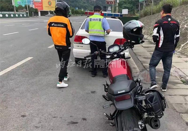 驚險(xiǎn)！摩托車(chē)飆上蓉遵高速，高速公安迅速布控在威遠(yuǎn)成功攔截(圖1)