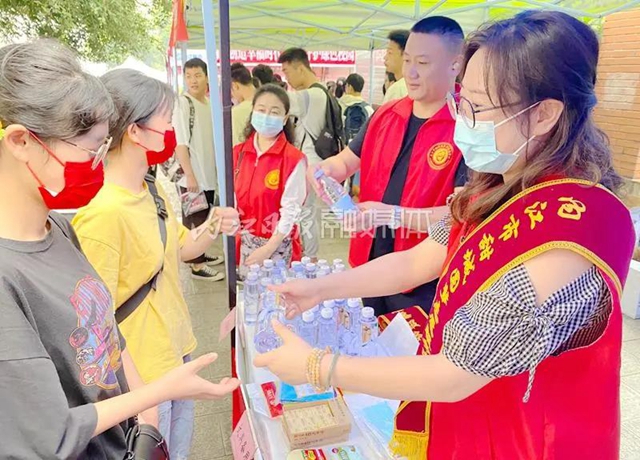 贊！內(nèi)江這對“夫妻檔”，連續(xù)五年愛心送考