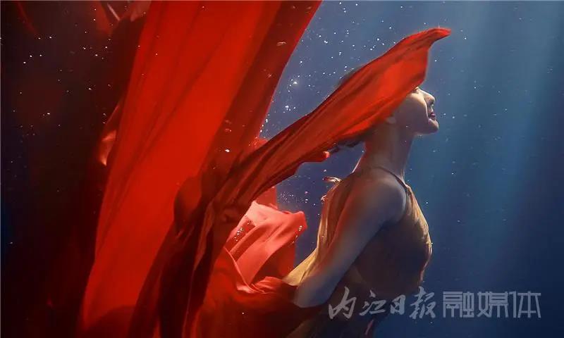 《紅》，紅了！內(nèi)江妹子在水下表演的絕美舞蹈火爆出圈(圖4)