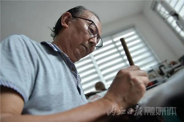 厲害！內(nèi)江老人十把“扇骨雕”濃縮“百年滄?！薄?圖2)