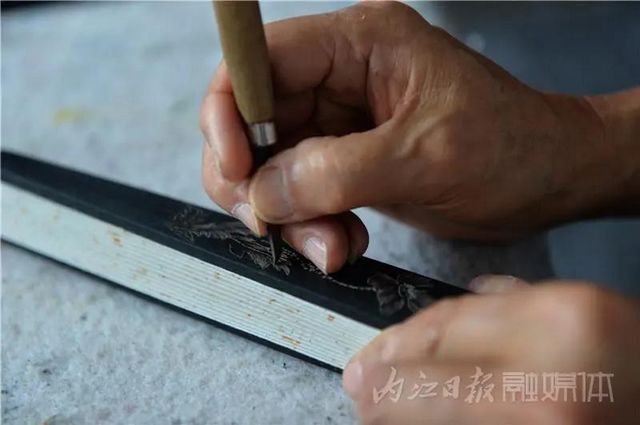 厲害！內(nèi)江老人十把“扇骨雕”濃縮“百年滄?！薄?圖3)