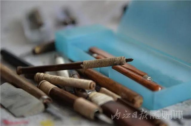 厲害！內(nèi)江老人十把“扇骨雕”濃縮“百年滄?！薄?圖4)