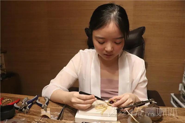 哇！原來“后宮娘娘們”戴的飾品是這樣來的，內(nèi)江這位姑娘就會做！(圖1)
