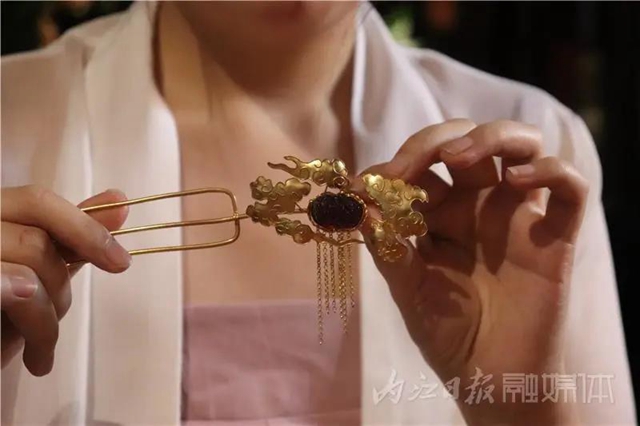 哇！原來“后宮娘娘們”戴的飾品是這樣來的，內(nèi)江這位姑娘就會做！(圖13)