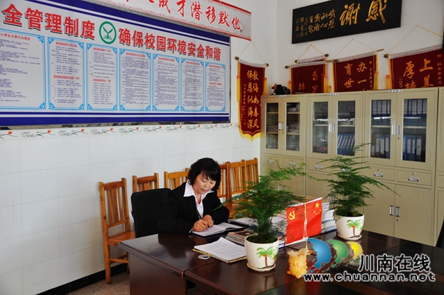 敘永摩尼鎮(zhèn)新苗實(shí)驗(yàn)學(xué)校校長李修會(huì)：忠誠執(zhí)著守初心，無私奉獻(xiàn)擔(dān)使命(圖3)