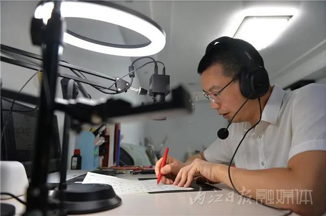 厲害了！內(nèi)江硬筆書法達人一年多“吸粉”18萬人(圖1)