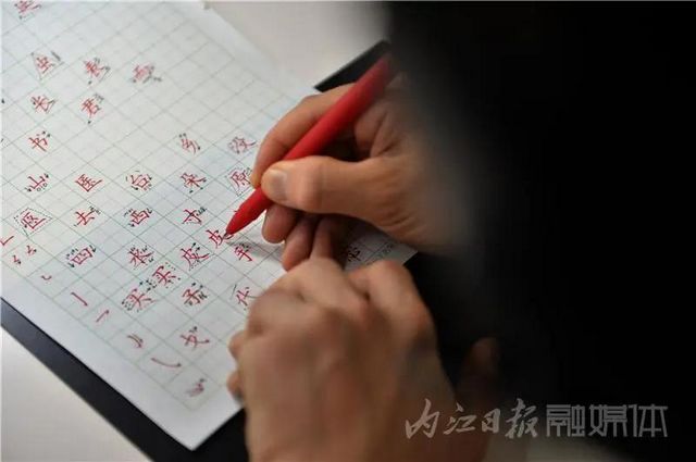 厲害了！內(nèi)江硬筆書法達人一年多“吸粉”18萬人(圖2)