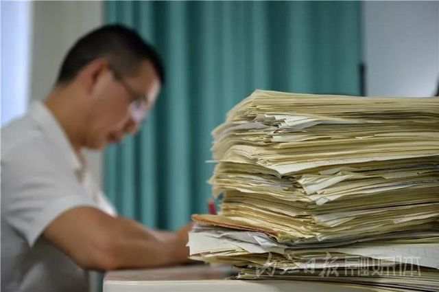 厲害了！內(nèi)江硬筆書法達人一年多“吸粉”18萬人(圖4)