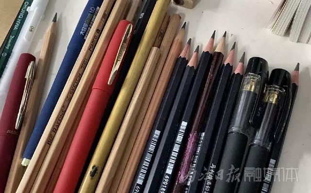 厲害了！內(nèi)江硬筆書法達人一年多“吸粉”18萬人(圖7)