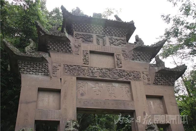 雕刻技藝精湛！內(nèi)江這里居然藏了一座不一樣的百年石牌坊(圖1)