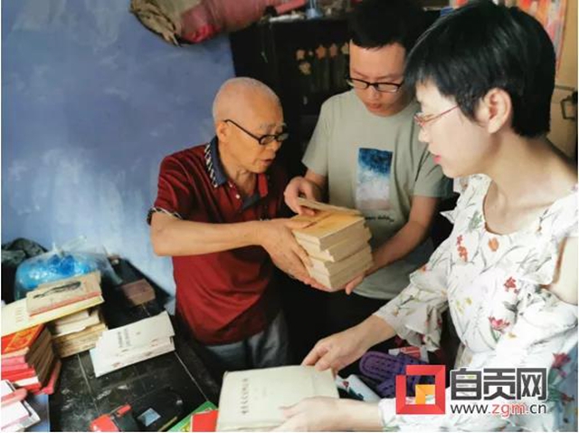 贊！自貢這位老人獻(xiàn)出了自己的珍藏，有重要價(jià)值(圖1)