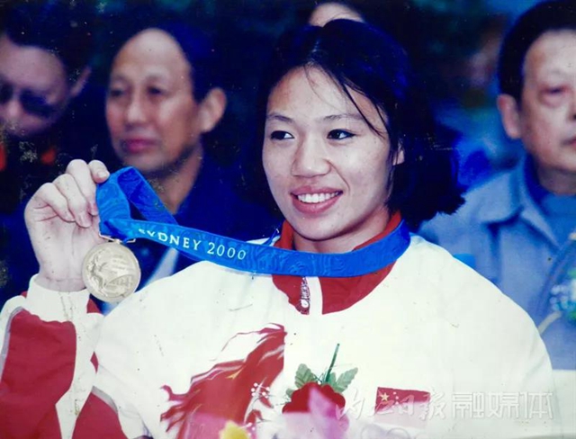 驚呆了！這位內(nèi)江人的鏡頭中，曾留下國內(nèi)眾多名人的身影(圖15)