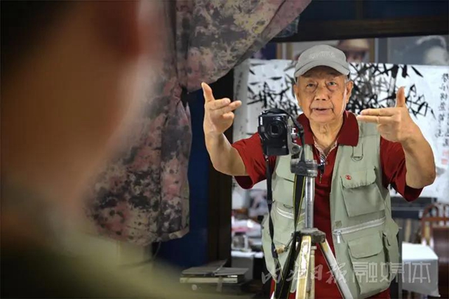 驚呆了！這位內(nèi)江人的鏡頭中，曾留下國內(nèi)眾多名人的身影(圖13)