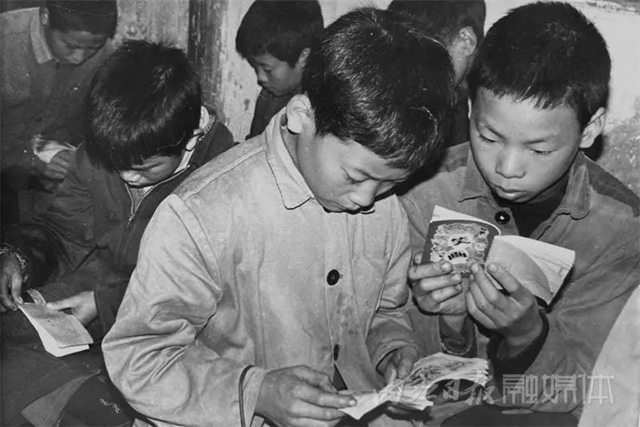 驚呆了！這位內(nèi)江人的鏡頭中，曾留下國內(nèi)眾多名人的身影(圖24)