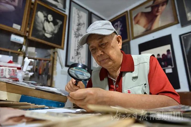 驚呆了！這位內(nèi)江人的鏡頭中，曾留下國內(nèi)眾多名人的身影(圖4)