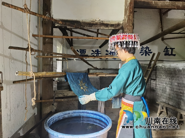 古藺：非遺蠟染工藝獻(xiàn)禮建黨百年(圖2)