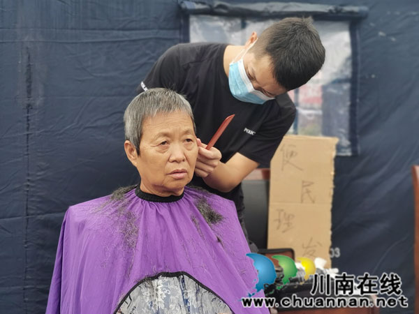 瀘縣“9.16”地震 ┃  特警王上軍：開(kāi)辦便民理發(fā)店服務(wù)災(zāi)區(qū)群眾