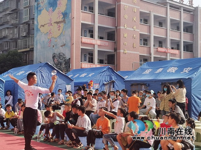 《愛的家園》歡聲笑語勵(lì)人心！瀘縣文藝輕騎兵走進(jìn)福集鎮(zhèn)地震災(zāi)區(qū)(圖1)