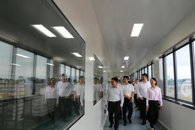 省市場(chǎng)監(jiān)管局局長(zhǎng)萬(wàn)鵬龍調(diào)研瀘州市食品安全工作要求：壓實(shí)主體責(zé)任 加強(qiáng)監(jiān)管力度(圖3)