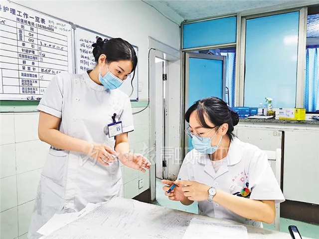 高原遇游客心臟驟停，內(nèi)江抗疫女英雄百米沖刺施救