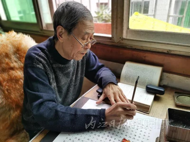 手抄四大名著，寫禿100多支毛筆，內(nèi)江這位七旬老人令人敬佩！
