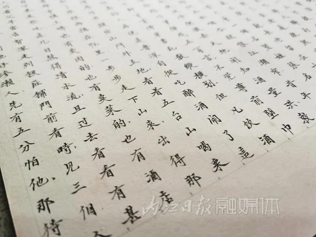 手抄四大名著，寫禿100多支毛筆，內(nèi)江這位七旬老人令人敬佩！(圖2)