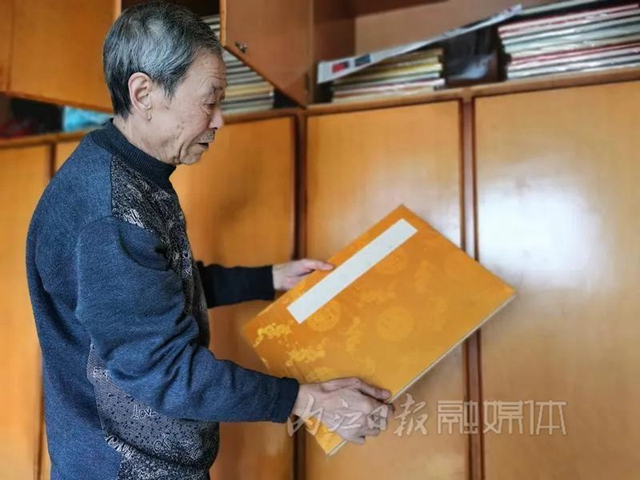 手抄四大名著，寫禿100多支毛筆，內(nèi)江這位七旬老人令人敬佩！(圖3)