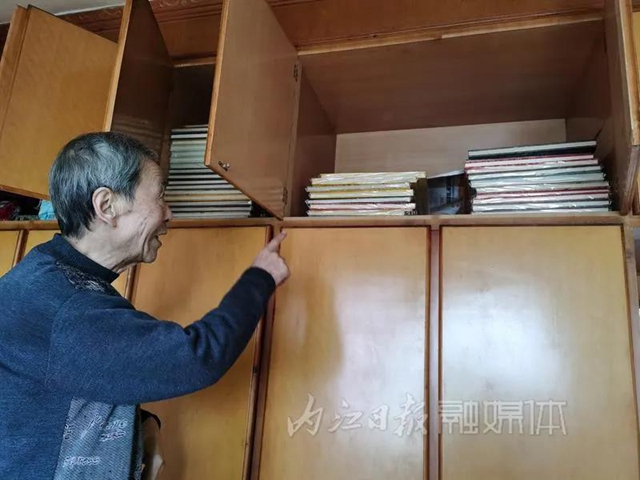 手抄四大名著，寫禿100多支毛筆，內(nèi)江這位七旬老人令人敬佩！(圖4)
