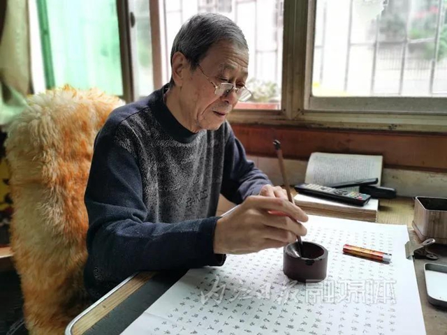 手抄四大名著，寫禿100多支毛筆，內(nèi)江這位七旬老人令人敬佩！(圖7)