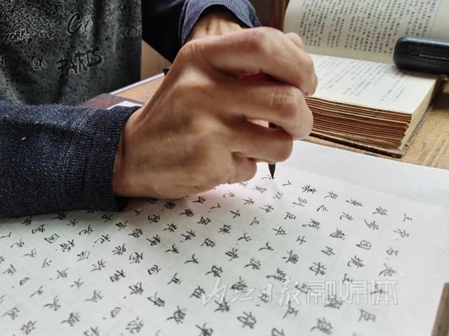 手抄四大名著，寫禿100多支毛筆，內(nèi)江這位七旬老人令人敬佩！(圖12)