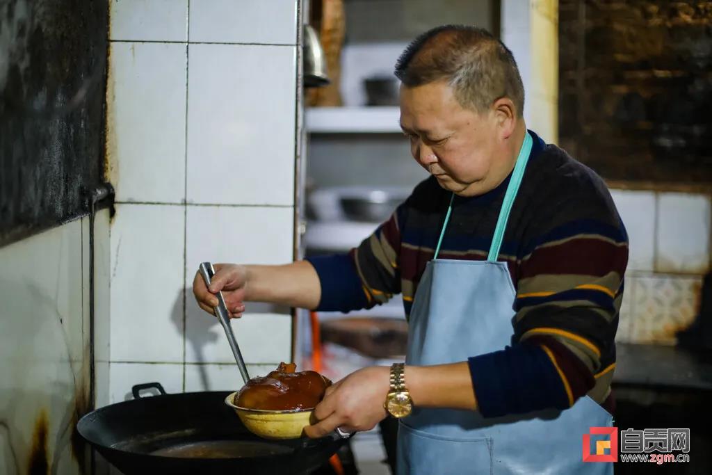 這應(yīng)該是自貢人飯桌上“最硬”的一道菜！(圖4)