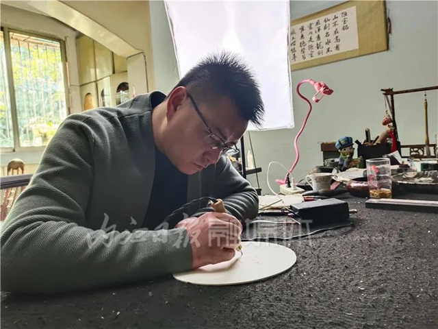 “烙”出甜城！這名90后畫師攜宣紙烙畫“走”進(jìn)18個(gè)國(guó)家