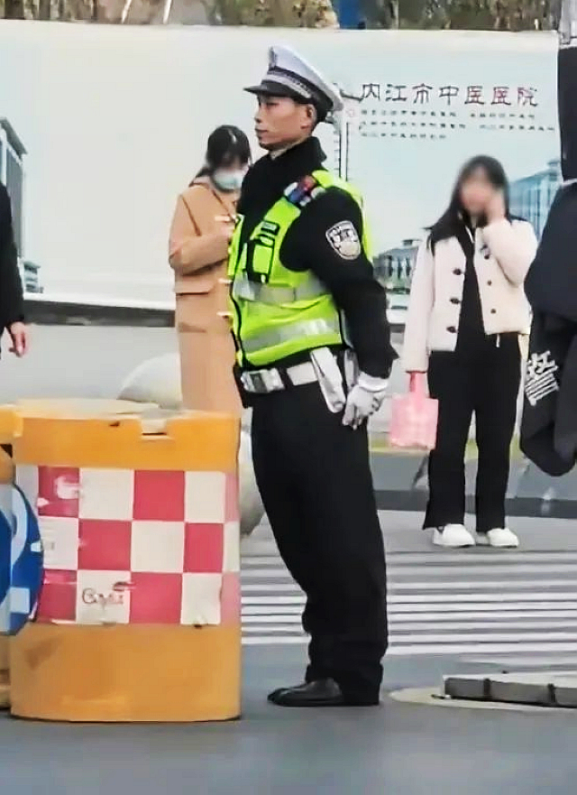 人民日報點(diǎn)名內(nèi)江“軍姿交警”