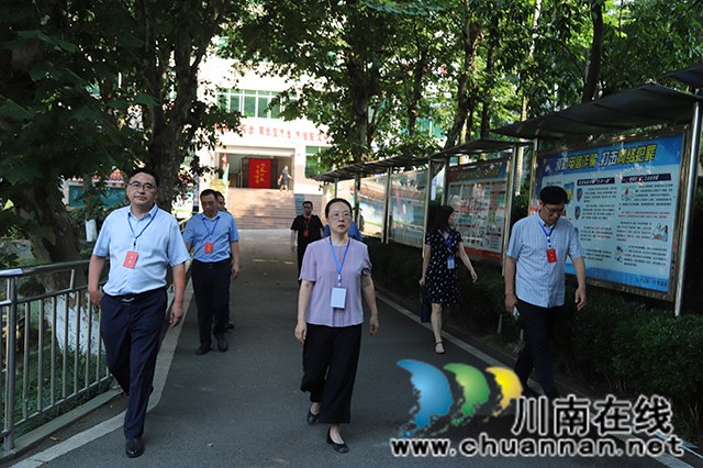 瀘州市教育體育局黨組書記、局長劉著帶隊(duì)到瀘縣一中開展中考巡考工作